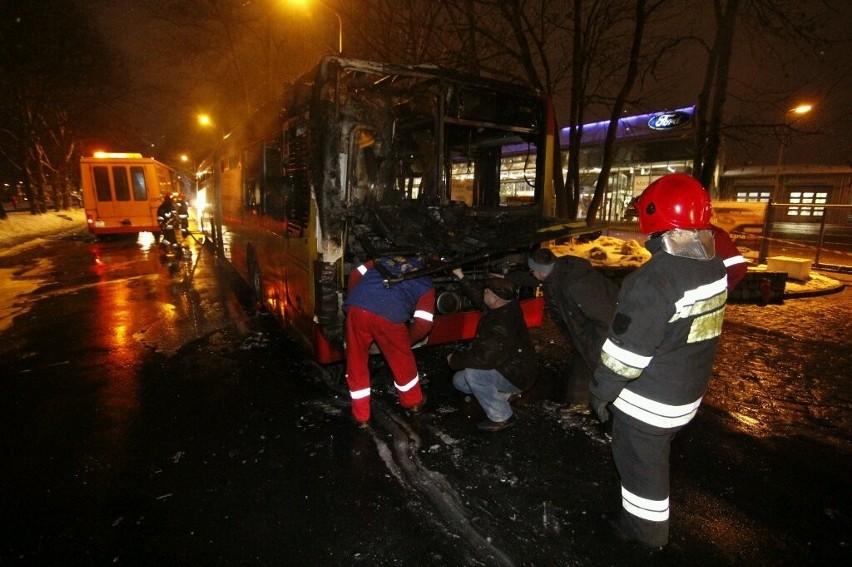 Wrocław: Pożar autobusu linii 149 na ul. Strzegomskiej (ZDJĘCIA)