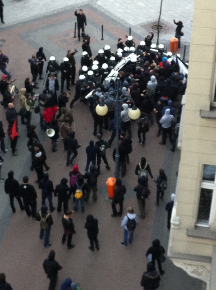 Zadyma w Katowicach: Antyfaszyści starli się z policją na marszu narodowców