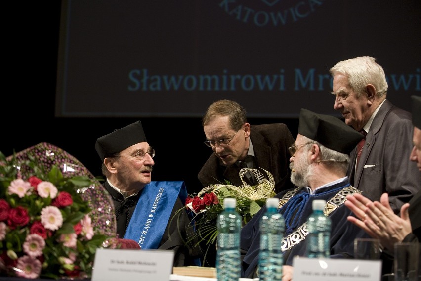 Sławomir Mrożek z doktoratem honoris causa Uniwersytetu...