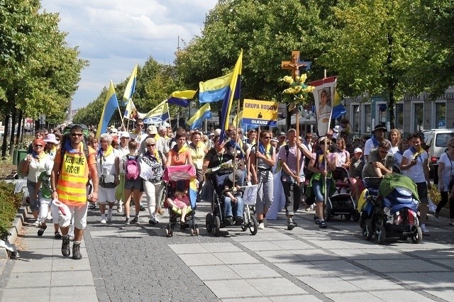 Pielgrzymka Diecezji Sosnowieckiej na Jasną Górę w pełnym słońcu! [ZDJĘCIA]