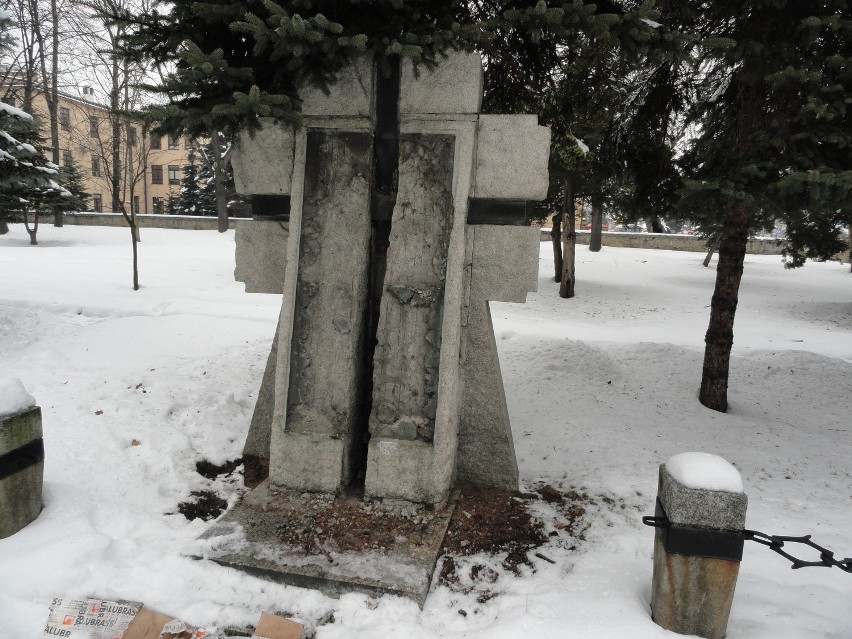 Nowy Sącz: skradli mosiężne tablice na cmentarzu [ZDJĘCIA]