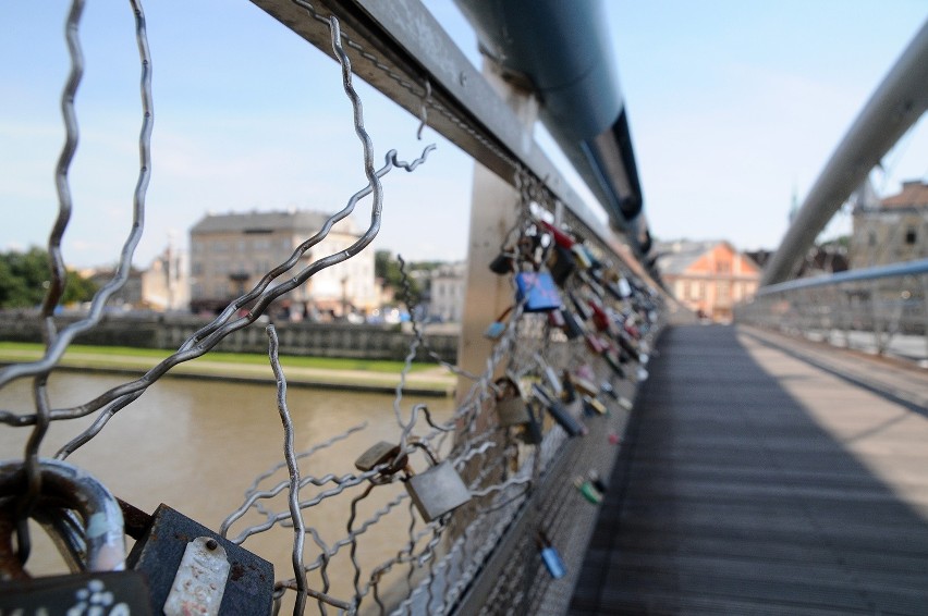 Kraków: ekskochankowie rwą kłódki z mostu miłości [ZDJĘCIA]
