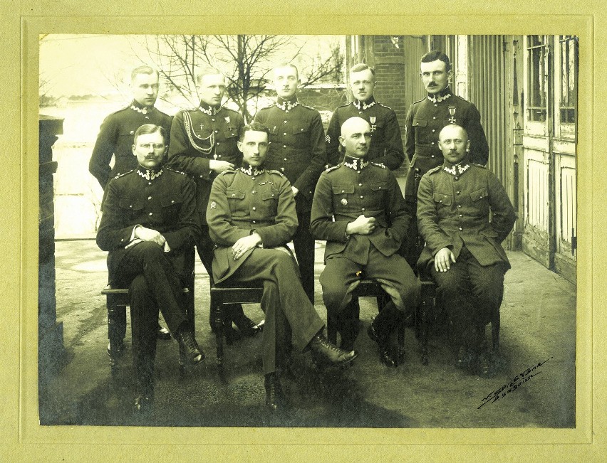 Bolesław Błażejewski (siedzi pierwszy z lewej) z kolegami....