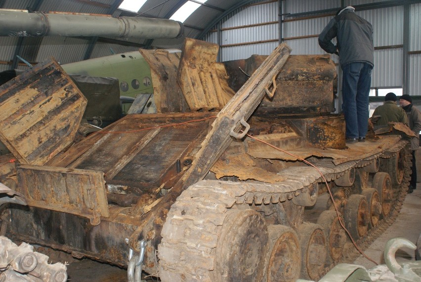 Rekonstrukcja czołgu wydobytego z dna Warty [ZDJĘCIA]