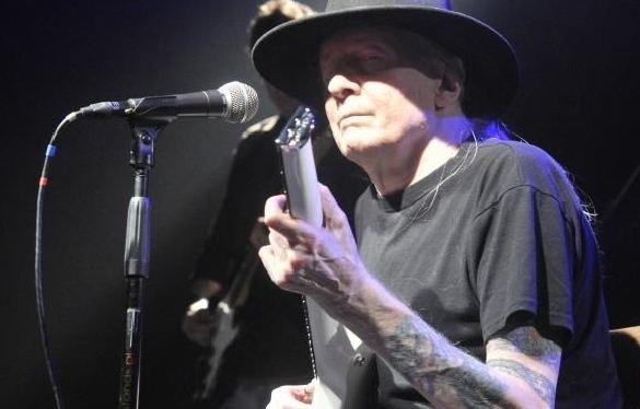 Johnny Winter waży może 50 kilogramów, ale waga jego muzyki jest o wiele większa