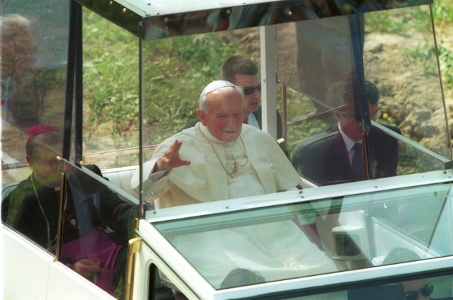 Tłumy wiernych przyjechały do Pelplina na spotkanie z papieżem Janem Pawłem II
