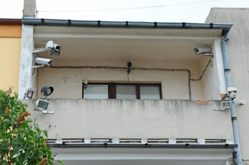Kamery śledzą każdy ruch wokół budynku