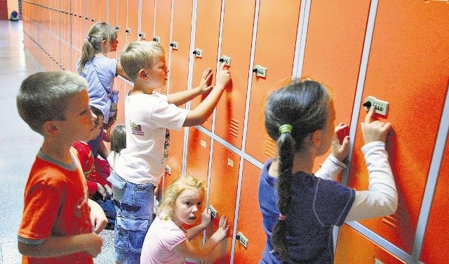 Dzieci w Sportowej Szkole Podstawowej nr 29 mogą zostawić swoje podręczniki w szafkach