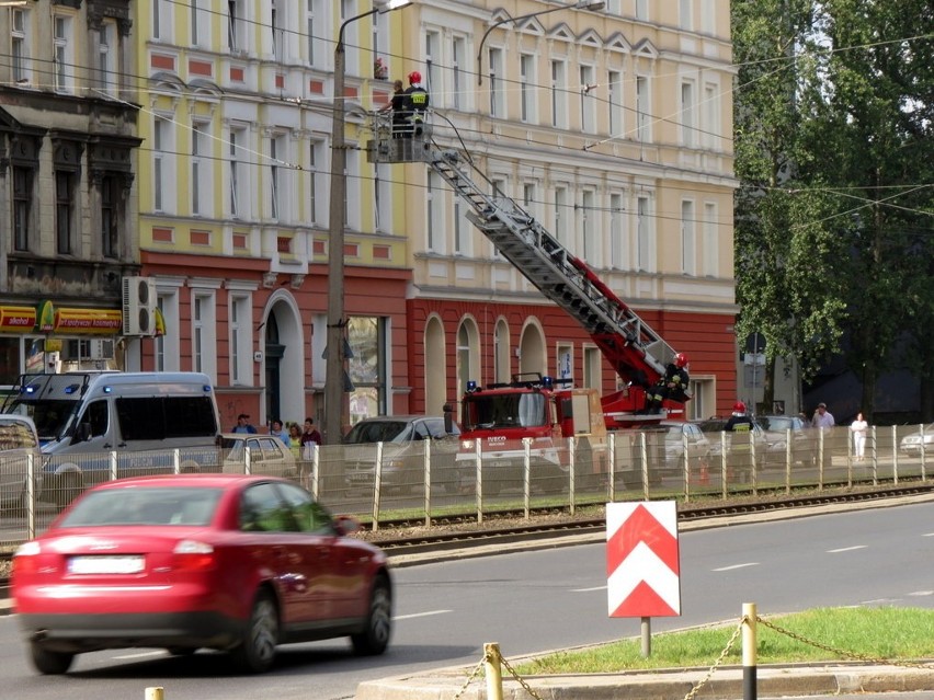 Wrocław: Mężczyzna umarł w swoim mieszkaniu. Strażacy musieli wejść przez okno