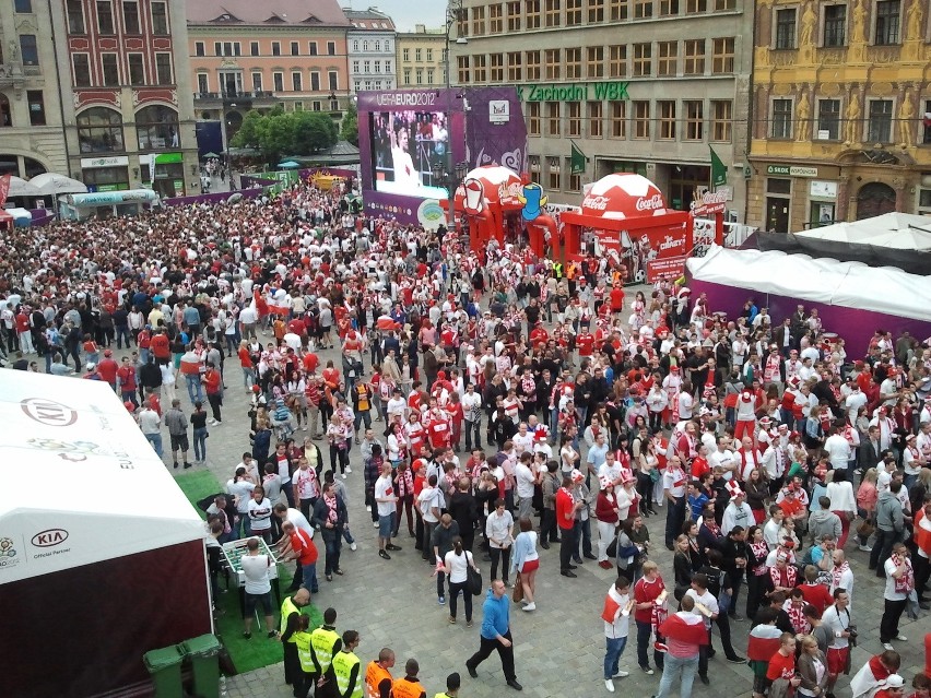 Wrocław: Ścisk w strefie kibica na meczu Polska-Rosja. Kończy się miejsce