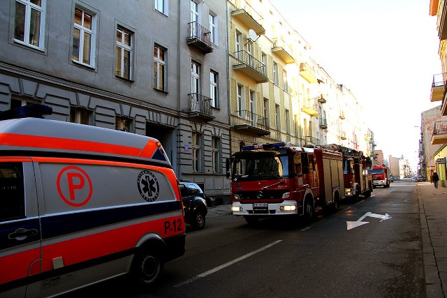 Dwoje dzieci odwieziono na badania do szpitala po zagrożeniu pożarowym w mieszkaniu na Struga w Łodzi