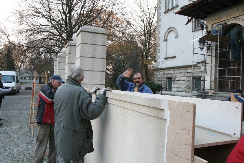 Mur na Skorupki jest elementem scenografii filmu...