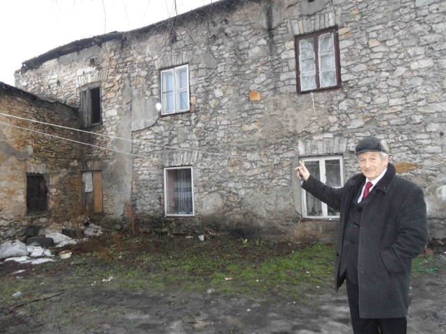 Naczelnik Wydziału Zarządzania Kryzysowego, płk Stanisław Słyż, przy zniszczonym domu