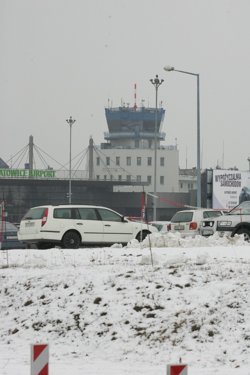 Lotnisko w Pyrzowicach pracuje mimo śnieżycy [ZDJĘCIA]