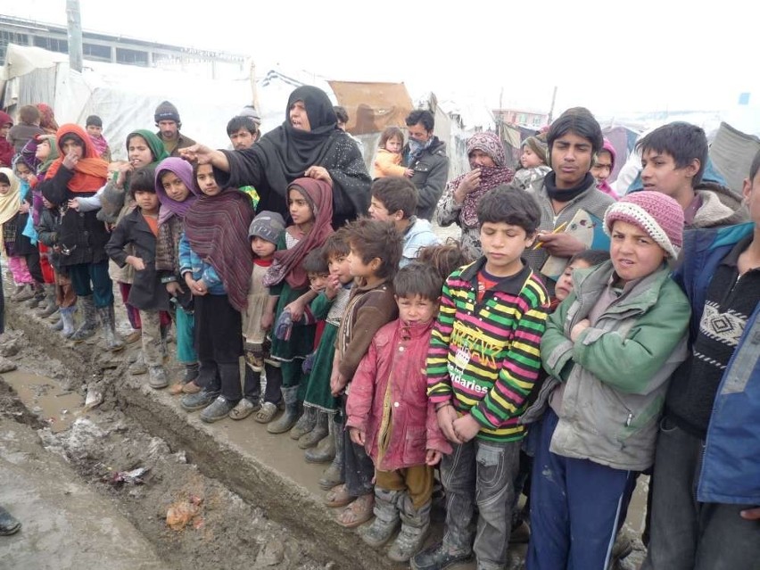 Zdjęcia z przekazania czapek afgańskim dzieciom.