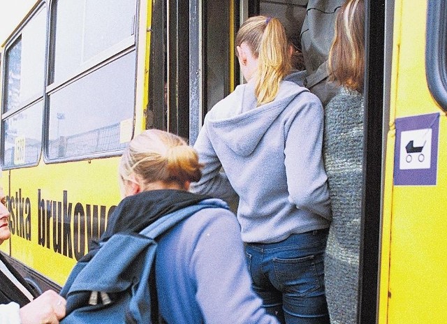 Rodzice protestują, bo nie chcą, by ich dzieci gnieździły się w setkę w autobusie