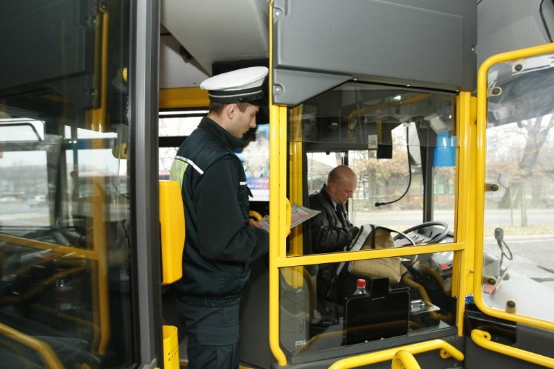 Wrocław: Drugi dzień kontroli autobusów MPK (ZDJĘCIA) 
