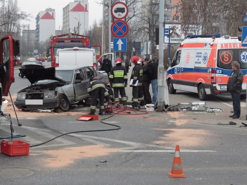Wypadek na skrzyżowaniu Borowskiej i Armii Krajowej (ZDJĘCIA)