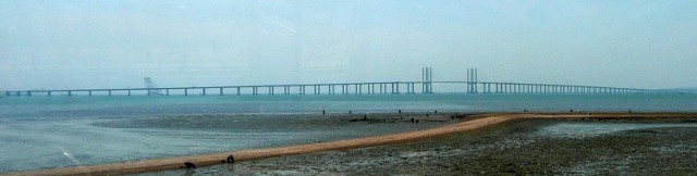Most Qingdao HaiwanMa 42,5 km i jest najdłuższym na świecie mostem wybudowanym nad wodą. Zbudowano go w Chinach