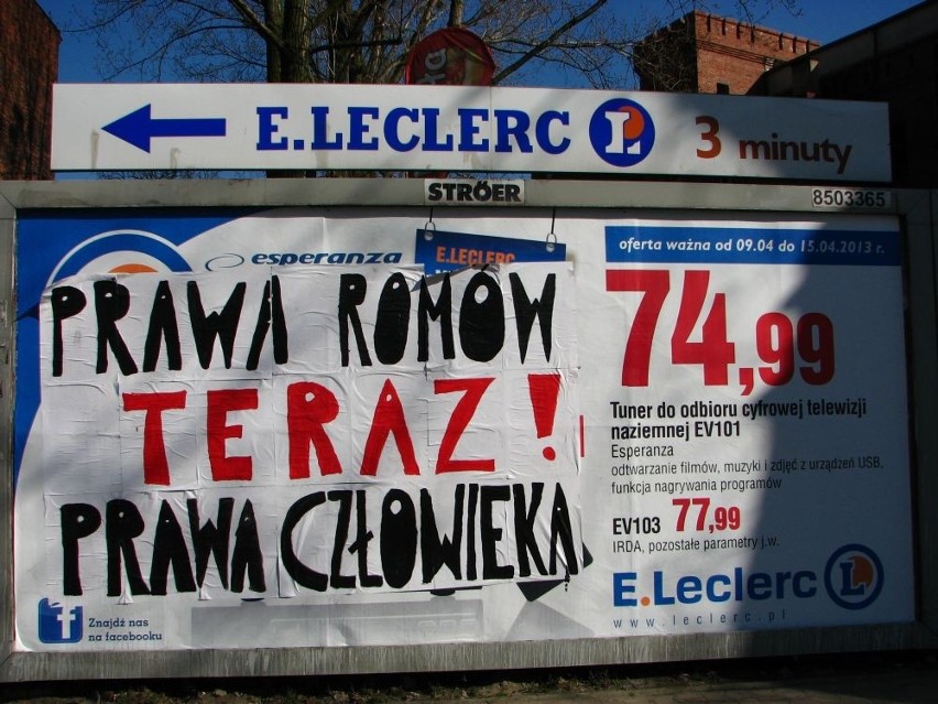 Wrocław: Ktoś rozwiesza billboardy w obronie Romów z koczowiska (ZDJĘCIA)