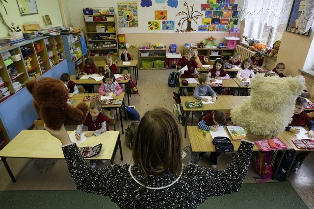 Rodzice coraz chętnie posyłają 5-latki do zerówki w szkole