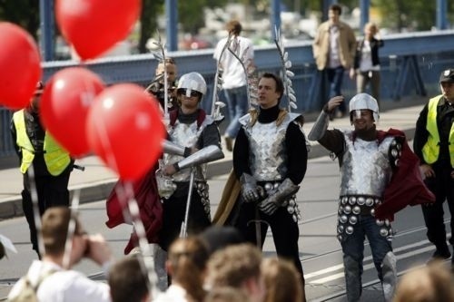 Wrocław: Studenci przeszli przez miasto w kolorowym pochodzie