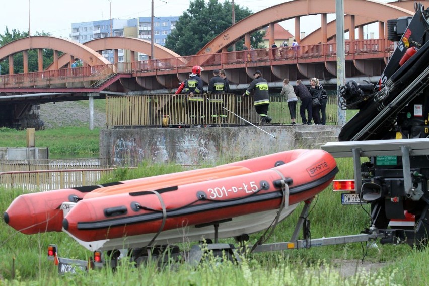 Wrocław: Zamknięto jaz Różanka, by wyłowić zwłoki psa (ZDJĘCIA)