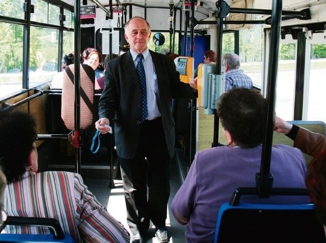 Kazimierz Berger, dyrektor ZTZ, poświęca nawet swoje wolne chwile, by sprawdzać bilety w autobusach