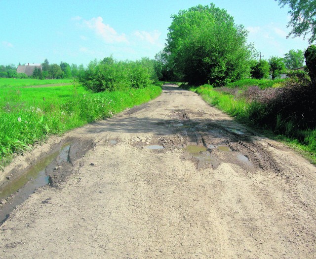 Zgodnie z dokumentacją drogę w Marcinkowicach powinna przykrywać przynajmniej kilkucentymetrowa warstwa asfaltu. Zamiast niej jest błoto i dziury