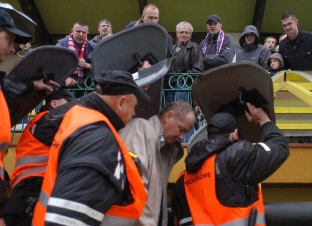 Niektórzy kibice po meczu nie przebierali w słowach pod adresem trenera Kasperczyka