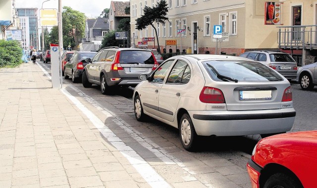 Przed wprowadzeniem strefy parkowało się tu po skosie. Teraz wzdłuż jezdni...