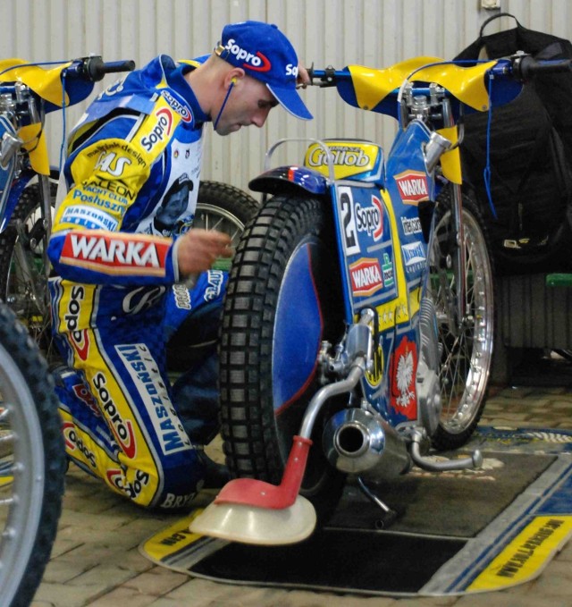 Tomasz Gollob zawsze sam  sprawdza, czy w jego motocyklu wszystkie śrubki są odpowiednio dokręcone