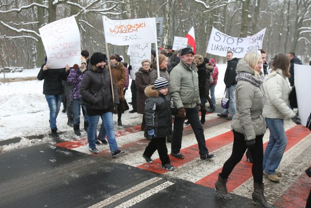 2 pikiety zamiast jednej w obronie szkoły nr 61 przy Okólnej. Od 14:00 rodzice blokowali ulice Okólną i Łagiewnicką.