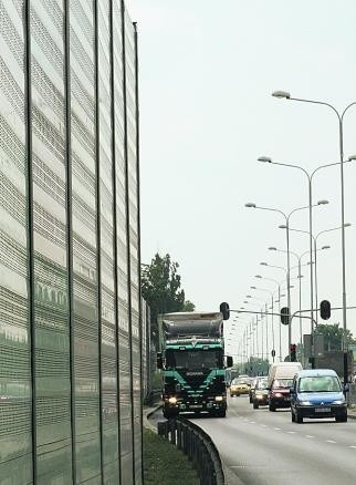 Ekran przy ul. Zgierskiej wybrzusza się w stronę osiedla