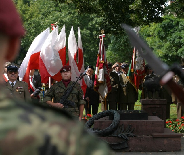 Uroczystości przed Grobem Nieznanego Żołnierza rozpoczynają się w poniedziałek, 15 sierpnia o 10:45.