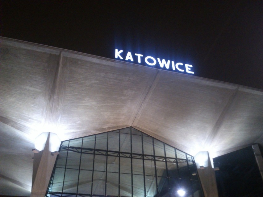 Neon &quot;Katowice&quot; znów świeci nad dworcem [ZDJĘCIA i WIDEO]