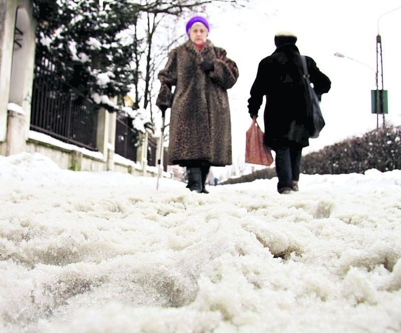 Nawet na reprezentacyjnych Al. Racławickich zalega śnieg