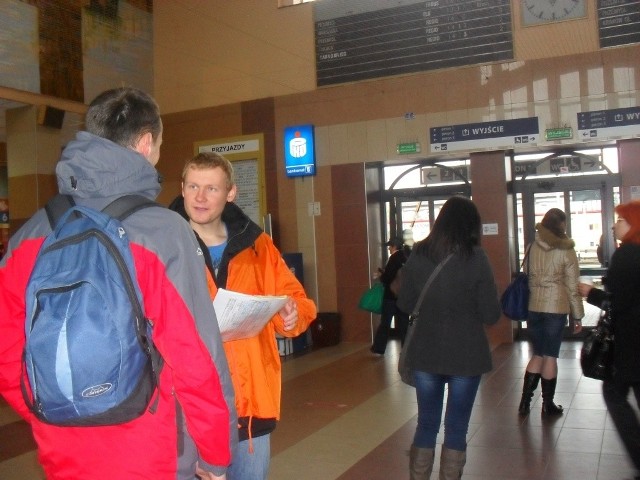 Wolontariuszy na dworcach łatwo znaleźć - mają pomarańczowe ubrania