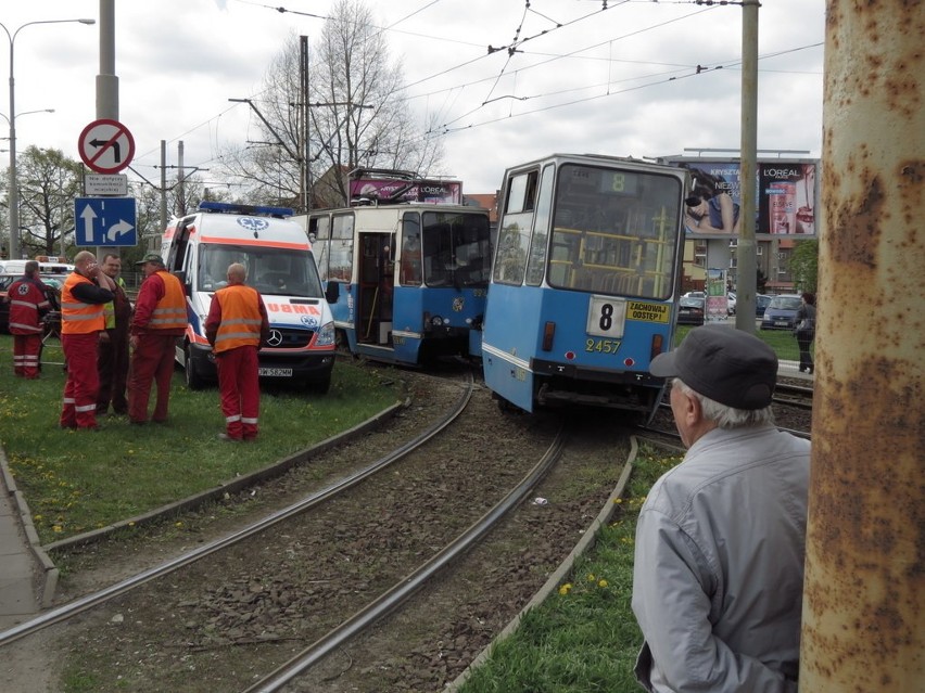 Wrocław: Zderzenie tramwajów na Żmigrodzkiej (ZDJĘCIA)