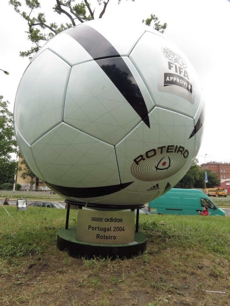 Wrocław: Ogromne piłki Euro koło Dolmedu (ZOBACZ)