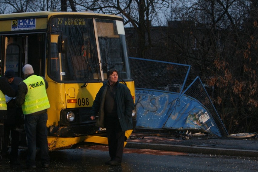 Pięć osób poszkodowanych w zderzeniu autobusów w Mysłowicach [ZDJĘCIA]