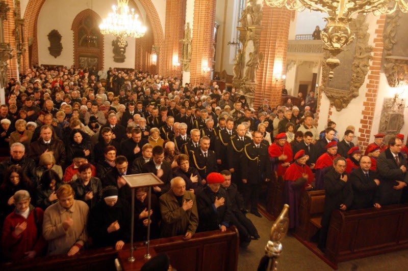 Legnica: Czerwona róża dla marszałka (ZDJĘCIA)