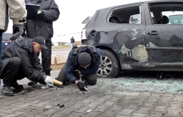W Komornikach, w miejscu wybuchu bomby, pracują policyjny eksperci.