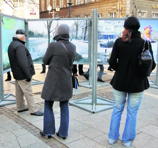 Wystawa fotografii Chrisa Niedenthala "13.12. Codzienność stanu wojennego" na Długim Targu przyciąga także młodych widzów