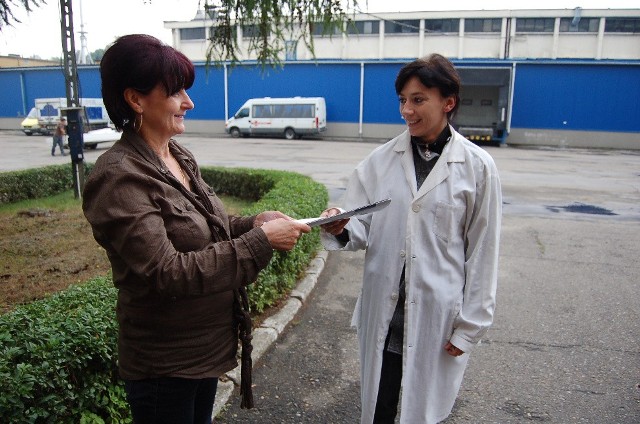 Monika Tchórz (z prawej) znalazła pracę przy sortowaniu warzyw i owoców w zakładach przemysłu chłodniczego Fritar
