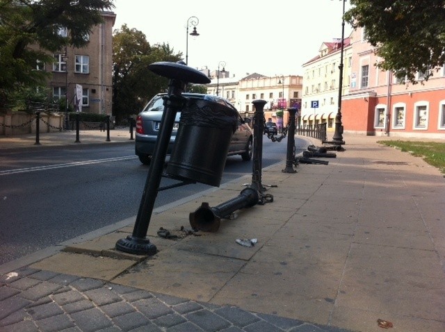 Plac Wolności: Kierowca peugeota wypadł z drogi i staranował słupki (ZDJĘCIA)