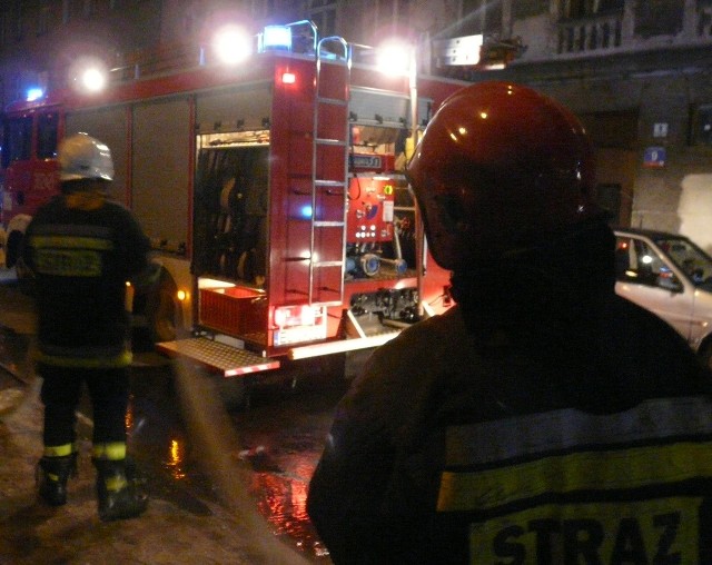 Już drugi raz w tym tygodniu wybuchł pożar na klatce schodowej w tym samym bloku w Puławach