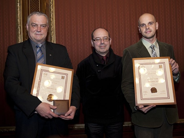 Krzysztof Fałdowski (z lewej) i Łukasz Tomaszewski (z prawej) odebrali w sobotę dyplomy Bractwa Piwnego.