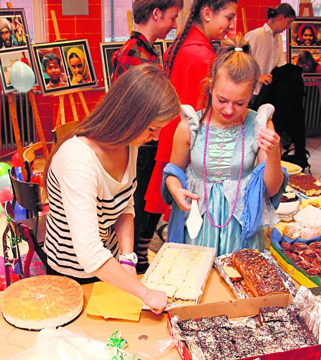 Licealiści sprzedawali ciasta, aby pomóc chorej dziewczynce