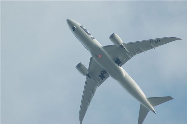 Wrocław: Dreamliner nad miastem. Na dłużej wyląduje za tydzień (WASZE ZDJĘCIA, FILM)